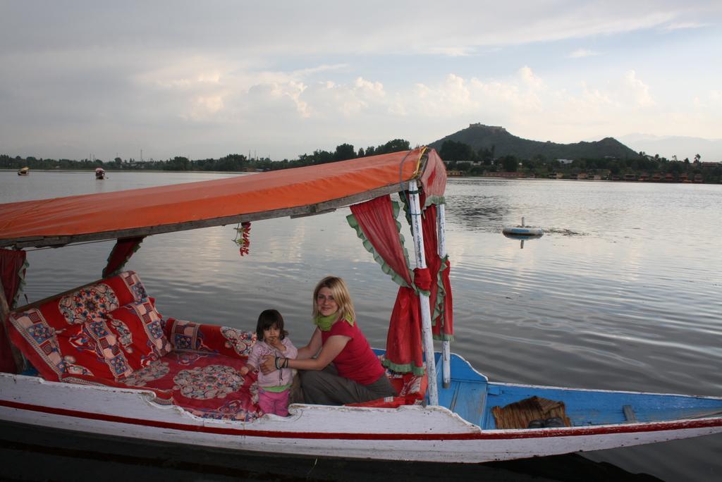 Akbar Group Of Heritage Houseboats Nagin Bagh Exterior foto